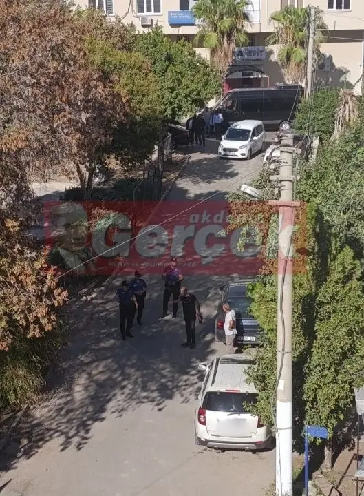 bakan-tuncun-antalya-ziyaretinde-gergin-anlar-bir-vatandas-boynuna-bicak-dayadi-2.webp
