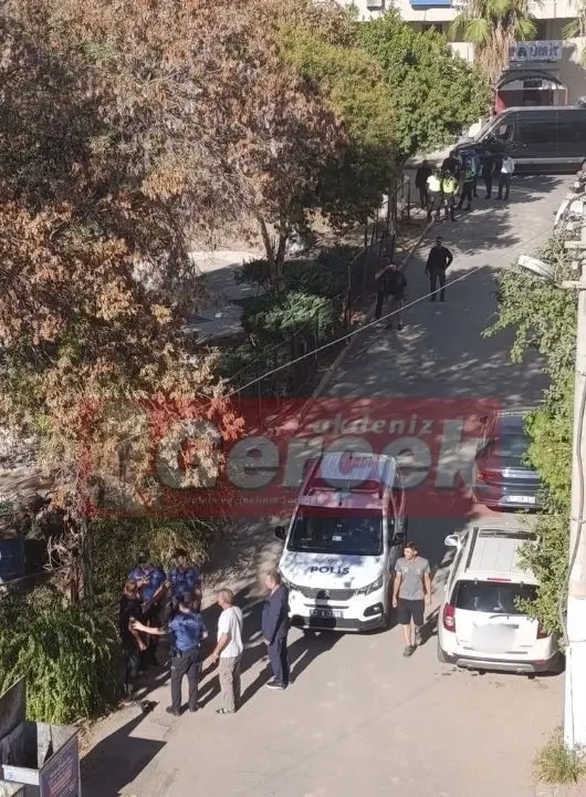 bakan-tuncun-antalya-ziyaretinde-gergin-anlar-bir-vatandas-boynuna-bicak-dayadi-4.webp
