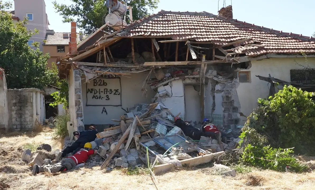 burdurda-5-7-buyuklugunde-deprem-tatbikati-10-saniye-salladi-2-evi-yikti-3.webp