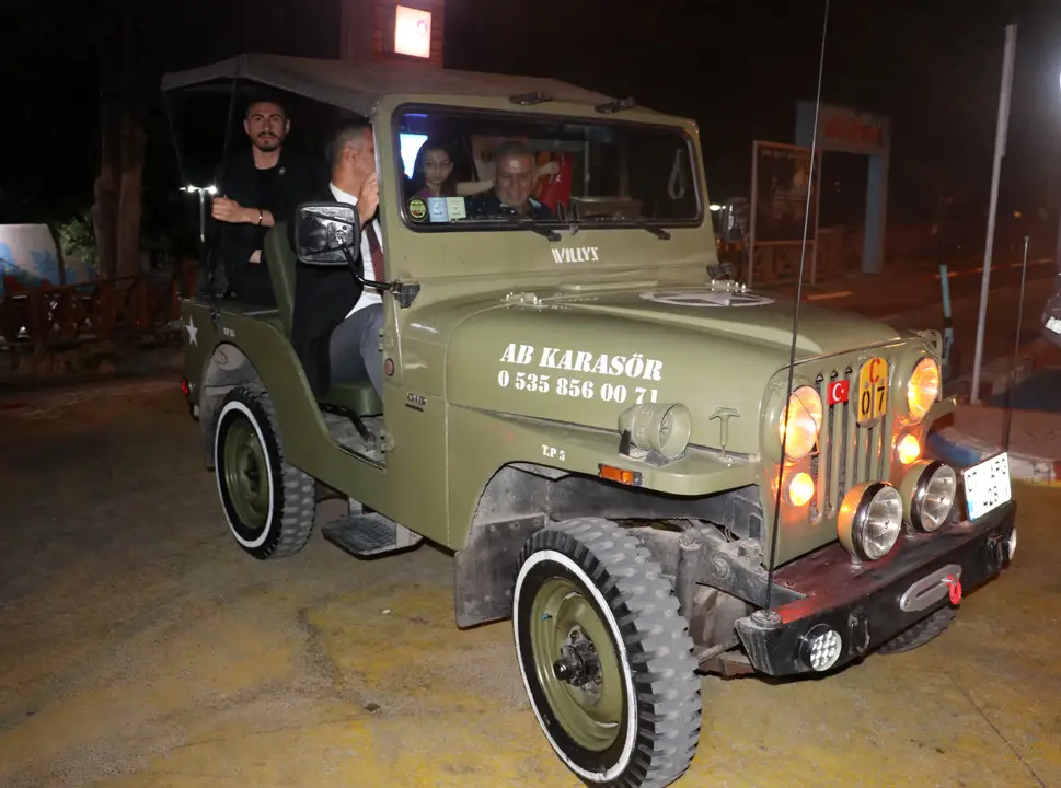 gaziler-klasik-otomobillerle-antalyayi-selamladi-3.webp
