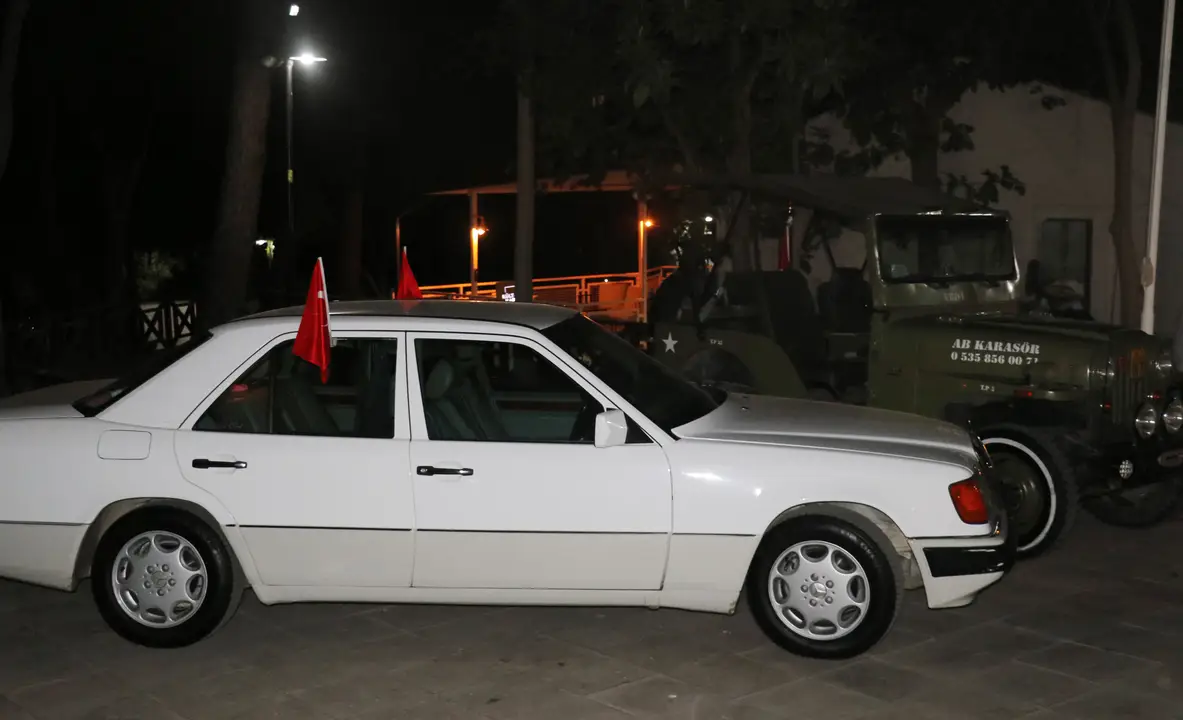gaziler-klasik-otomobillerle-antalyayi-selamladi-5.webp