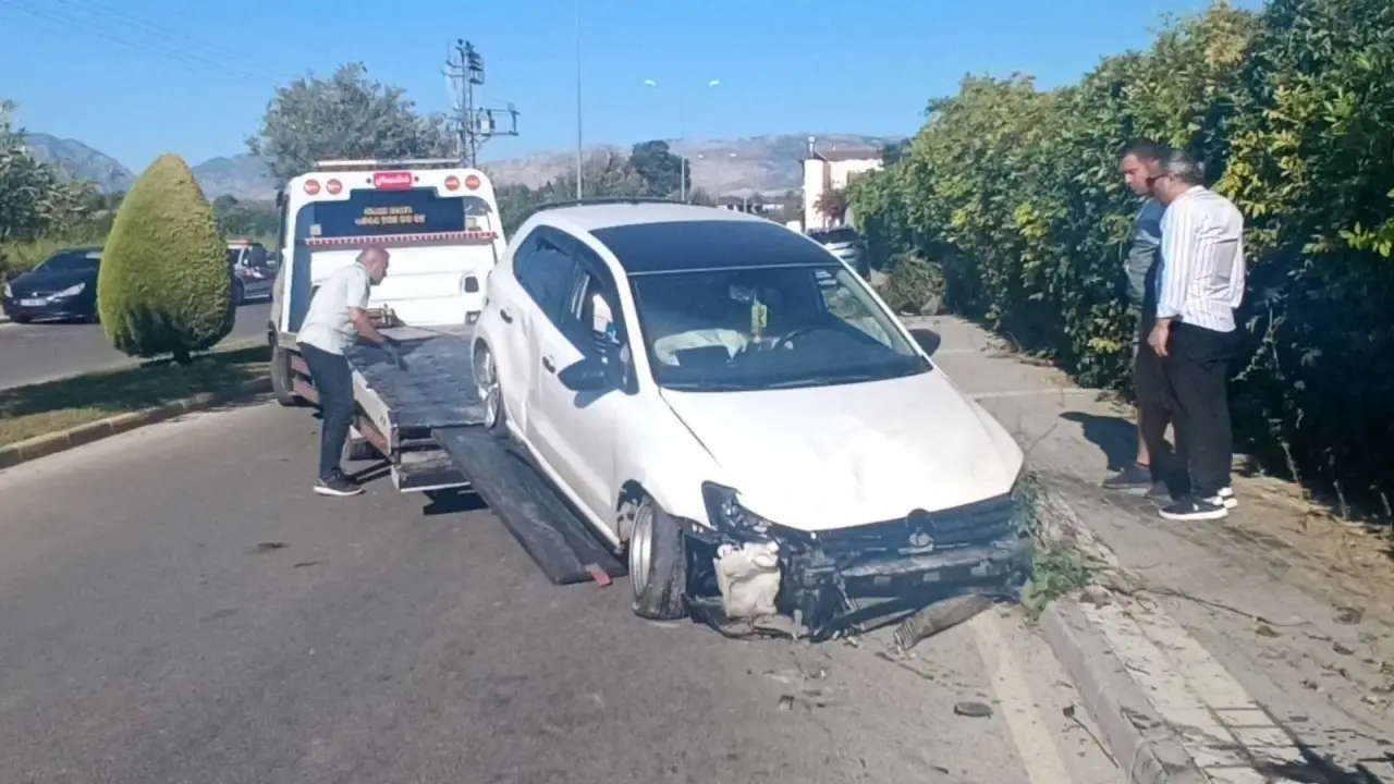 akdenizgercekmanavgatta-agaci-devirip-bahce-duvarina-carpan-surucu-hastaneye-kaldirildi2.webp