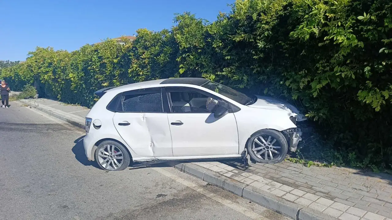 akdenizgercekmanavgatta-agaci-devirip-bahce-duvarina-carpan-surucu-hastaneye-kaldirildi3.webp