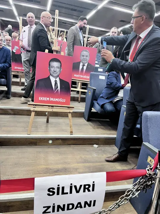 muhittin-bocek-silivri-zindaninda-chp-kurultayinda-tutuklu-baskanlar-detayi-2.webp