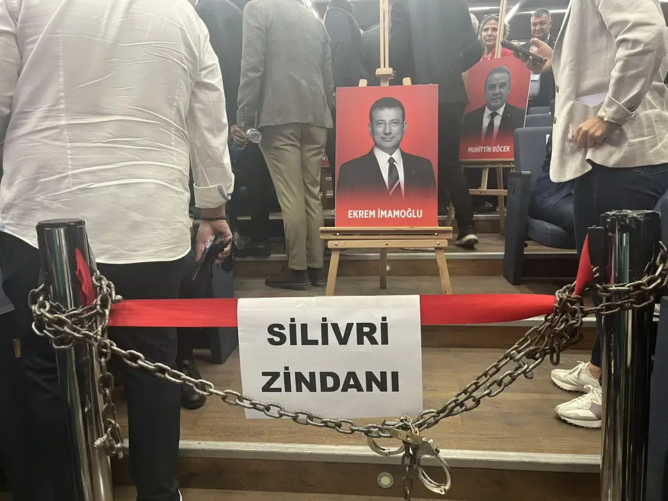 2025/09/21/muhittin-bocek-silivri-zindaninda-chp-kurultayinda-tutuklu-baskanlar-detayi-3.webp