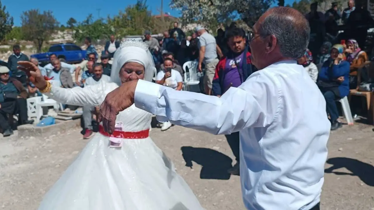 akdenizgercekmersinde-9-torunlu-ciftin-dugun-hayali-40-yil-sonra-gercek-oldu2.webp