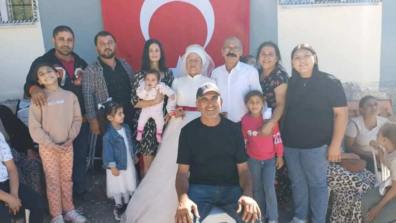 akdenizgercekmersinde-9-torunlu-ciftin-dugun-hayali-40-yil-sonra-gercek-oldu3.webp