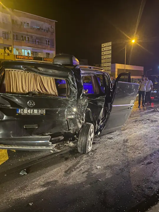 antalya-alanya-yolunda-4-tur-minibusu-birbirine-girdi-5-yarali-3.webp