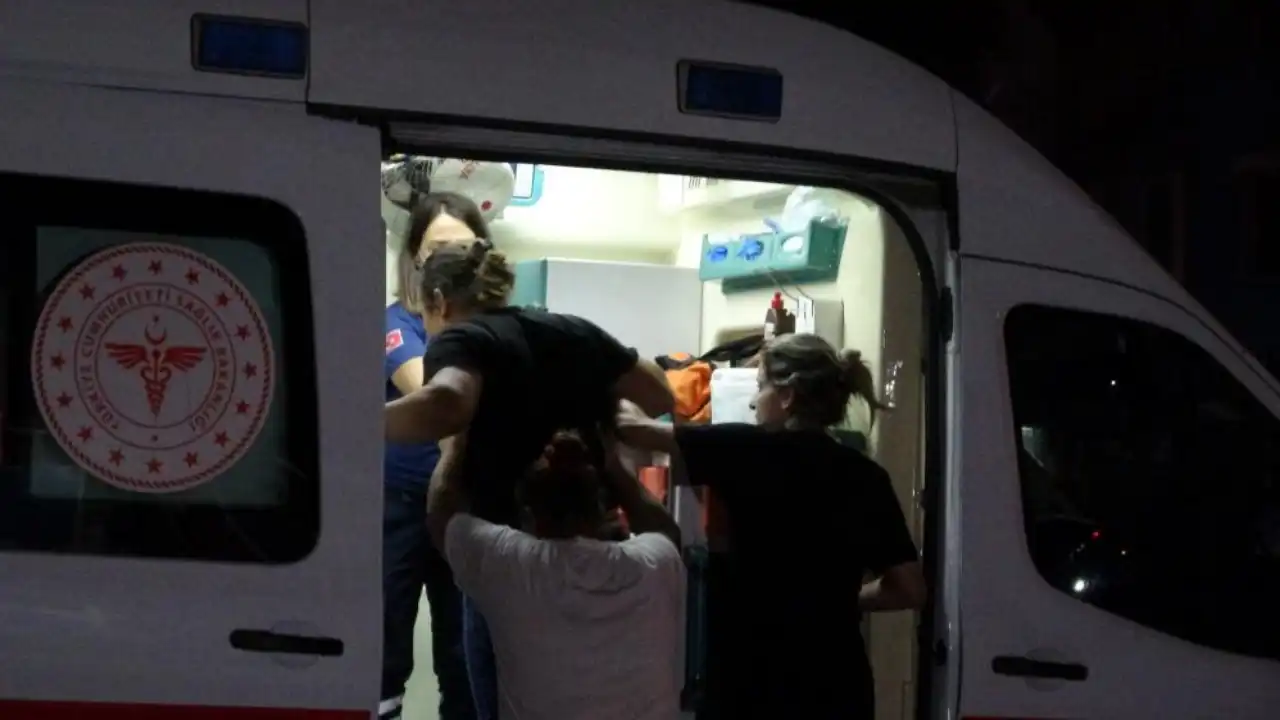 antalyada-ocakta-unutulan-yemek-yuzunden-ev-kule-dondu-bina-sakinleri-sokaga-dokuldu-4.webp