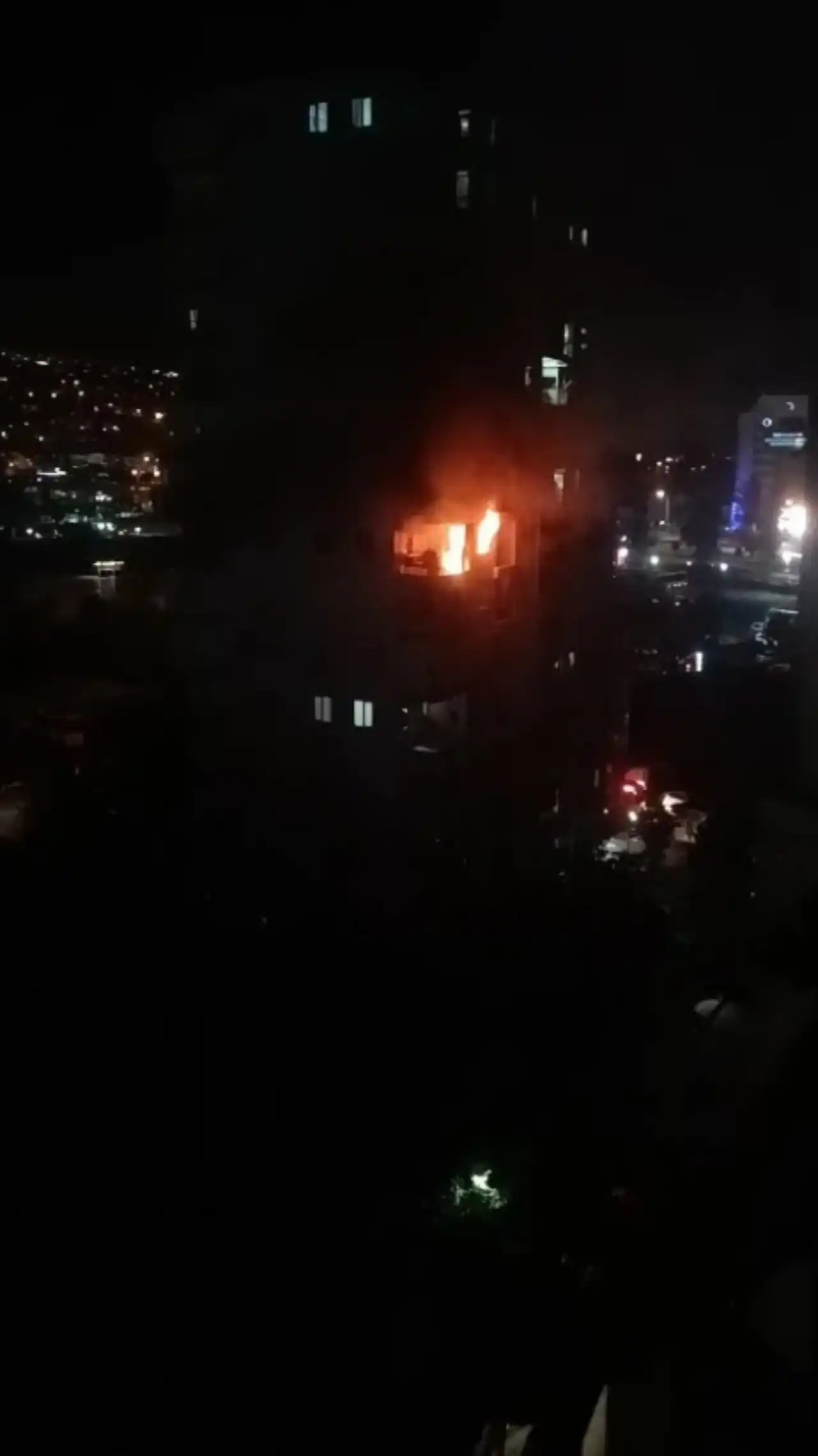 antalyada-ocakta-unutulan-yemek-yuzunden-ev-kule-dondu-bina-sakinleri-sokaga-dokuldu-5.webp