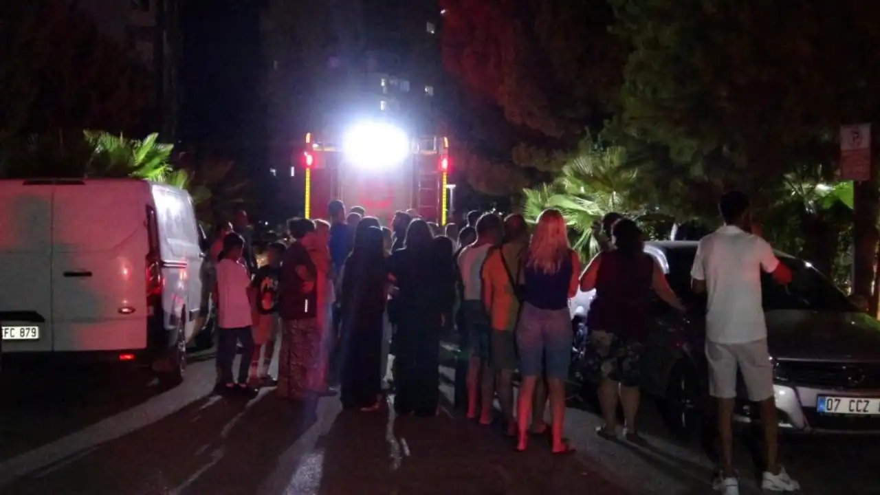 antalyada-ocakta-unutulan-yemek-yuzunden-ev-kule-dondu-bina-sakinleri-sokaga-dokuldu.webp