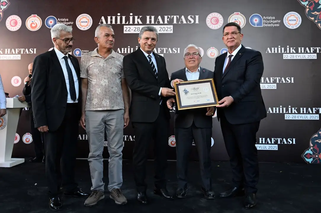 antalyada-zamanin-ustasi-yilin-ahisi-secildi-vali-sahin-de-ahi-kaftani-giydi-3.webp
