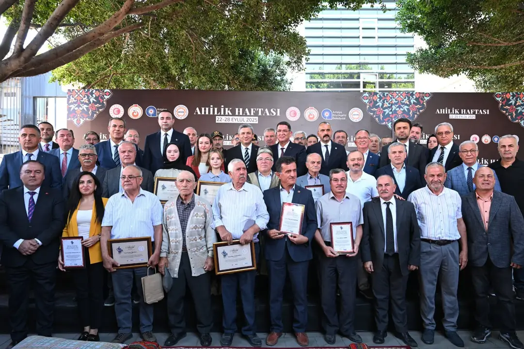 antalyada-zamanin-ustasi-yilin-ahisi-secildi-vali-sahin-de-ahi-kaftani-giydi-4.webp