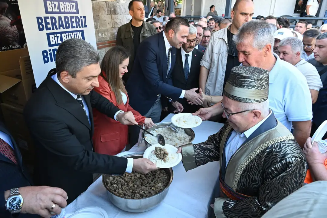 antalyada-zamanin-ustasi-yilin-ahisi-secildi-vali-sahin-de-ahi-kaftani-giydi-5.webp