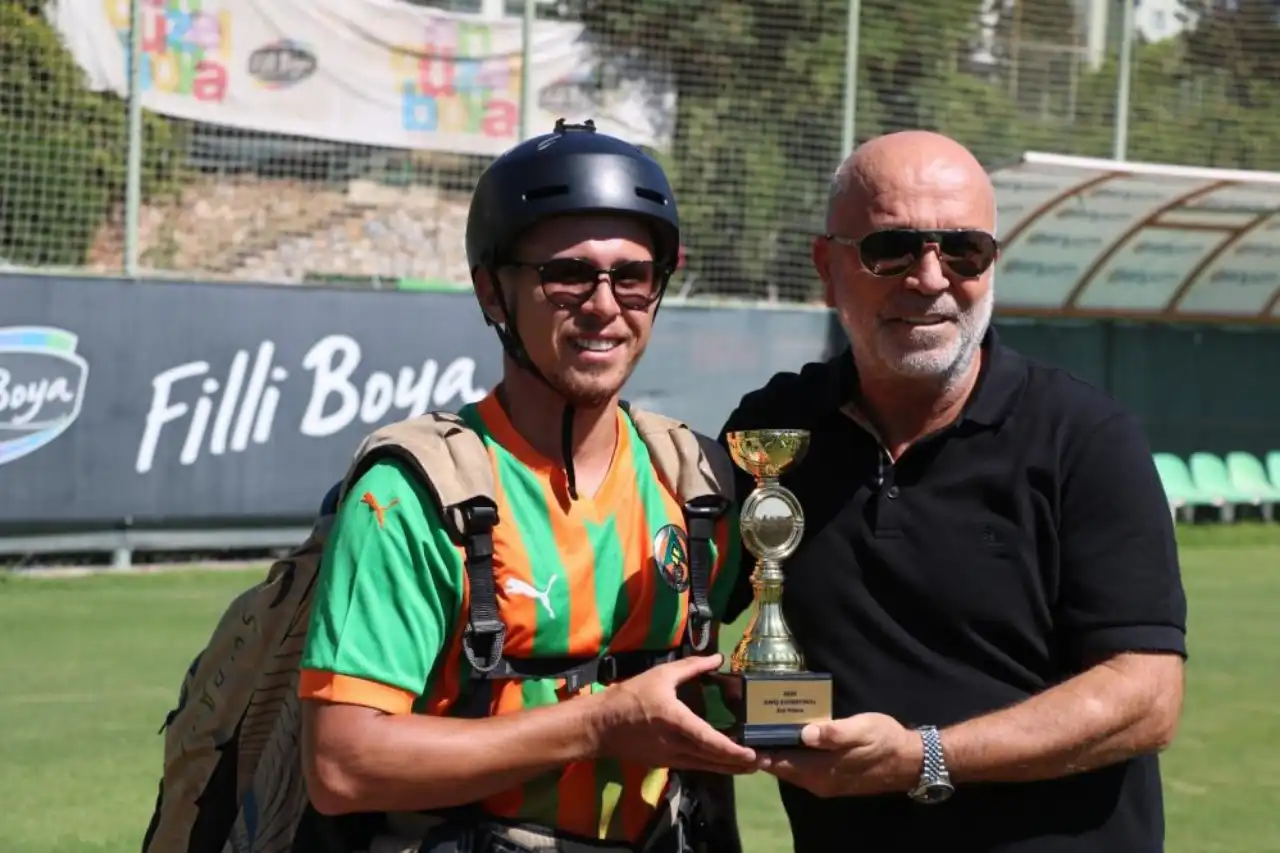 milli-parasutcu-dunya-ucuncusu-oldu-kupayi-alanyaspor-tesislerine-indirdi-6.webp