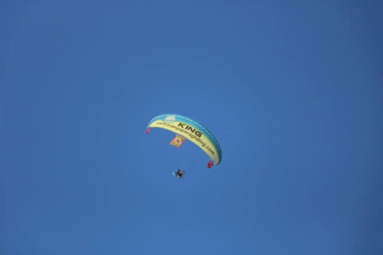 milli-parasutcu-dunya-ucuncusu-oldu-kupayi-alanyaspor-tesislerine-indirdi-7.webp
