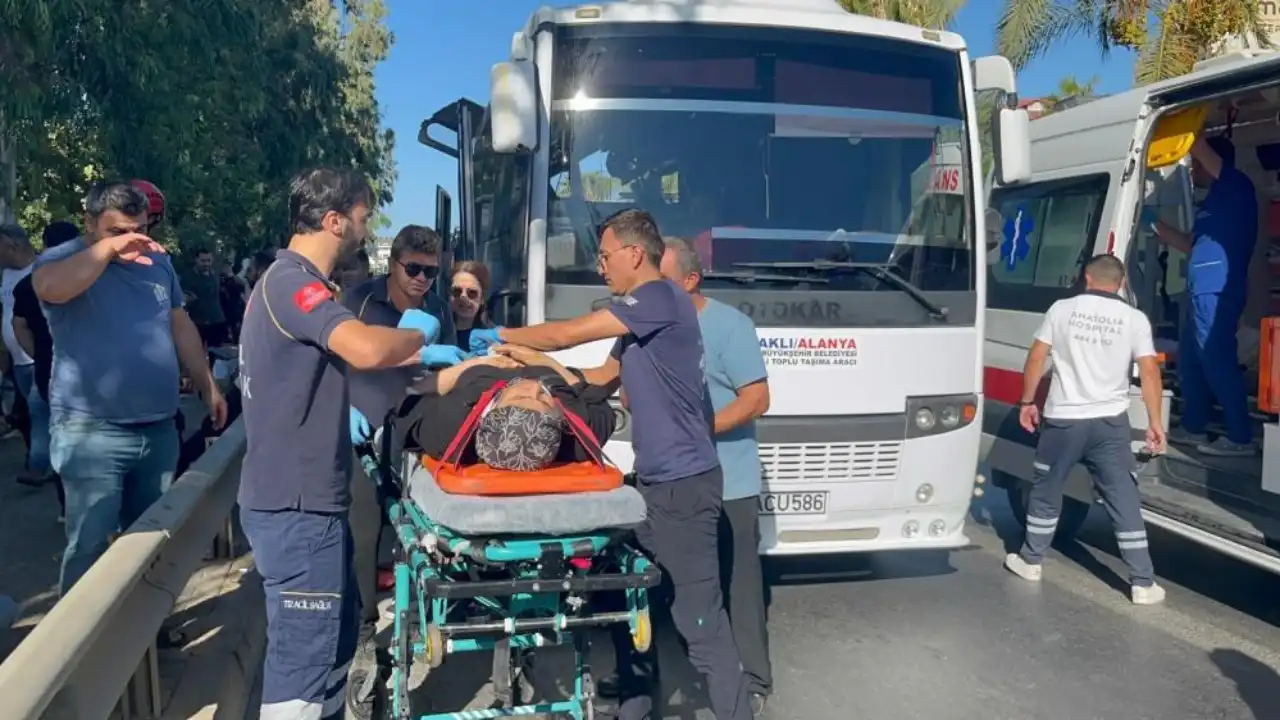 antalya-alanya-yolunda-feci-kaza-2si-agir-15-yarali-2.webp