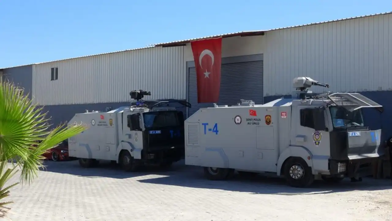 antalyada-kargilik-alanda-yangin-alevler-gokyuzunu-kapladi.webp