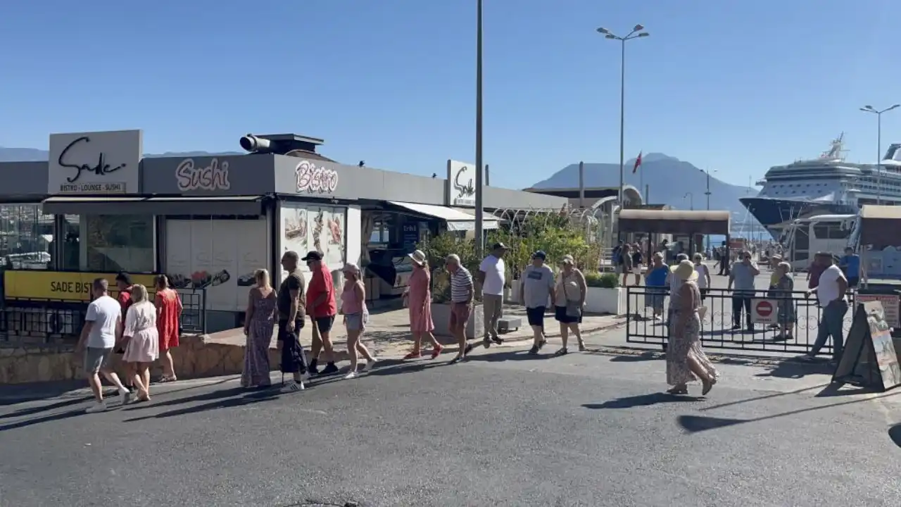 bahama-bandirali-kruvaziyer-alanya-limanina-demir-atti-2.webp