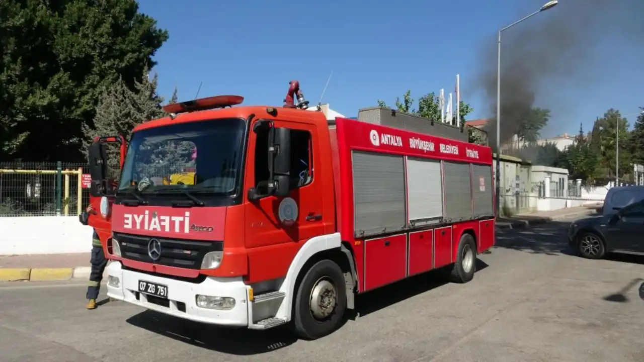 antalyada-elektrik-tuketimi-artti-trafo-alev-aldi-3.webp