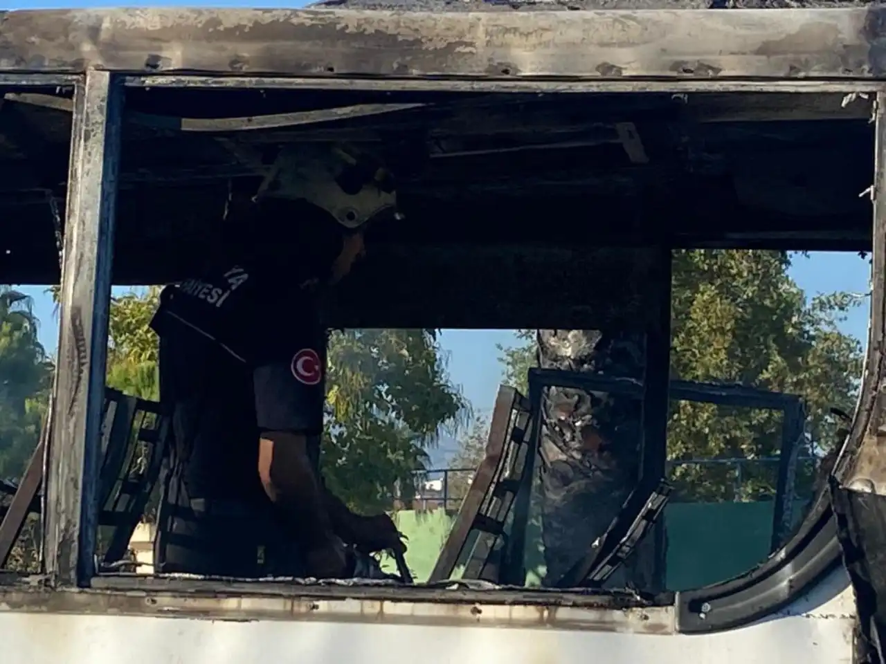 serikte-park-halindeki-midibus-bir-anda-alev-topuna-dondu-3.webp