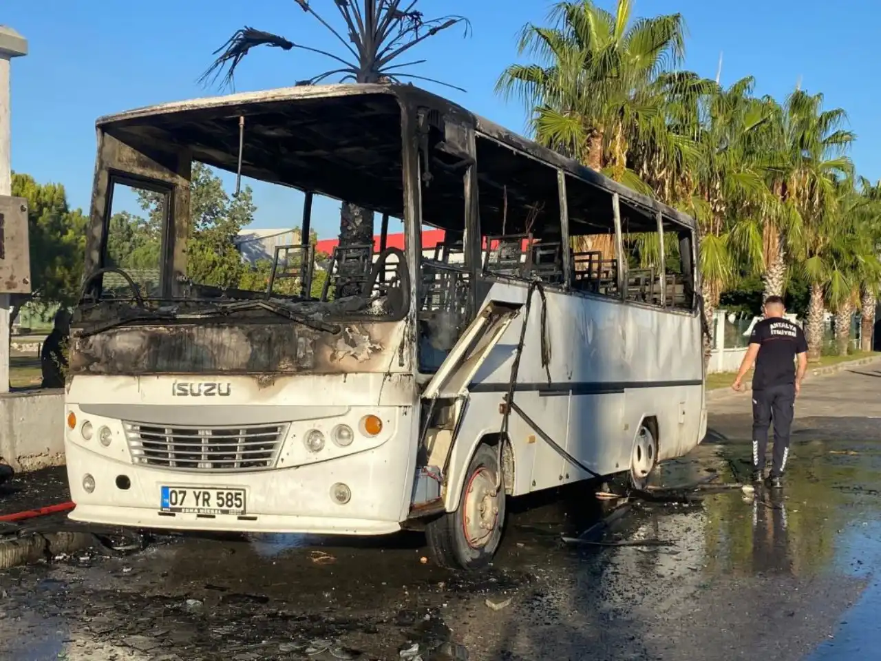 serikte-park-halindeki-midibus-bir-anda-alev-topuna-dondu.webp