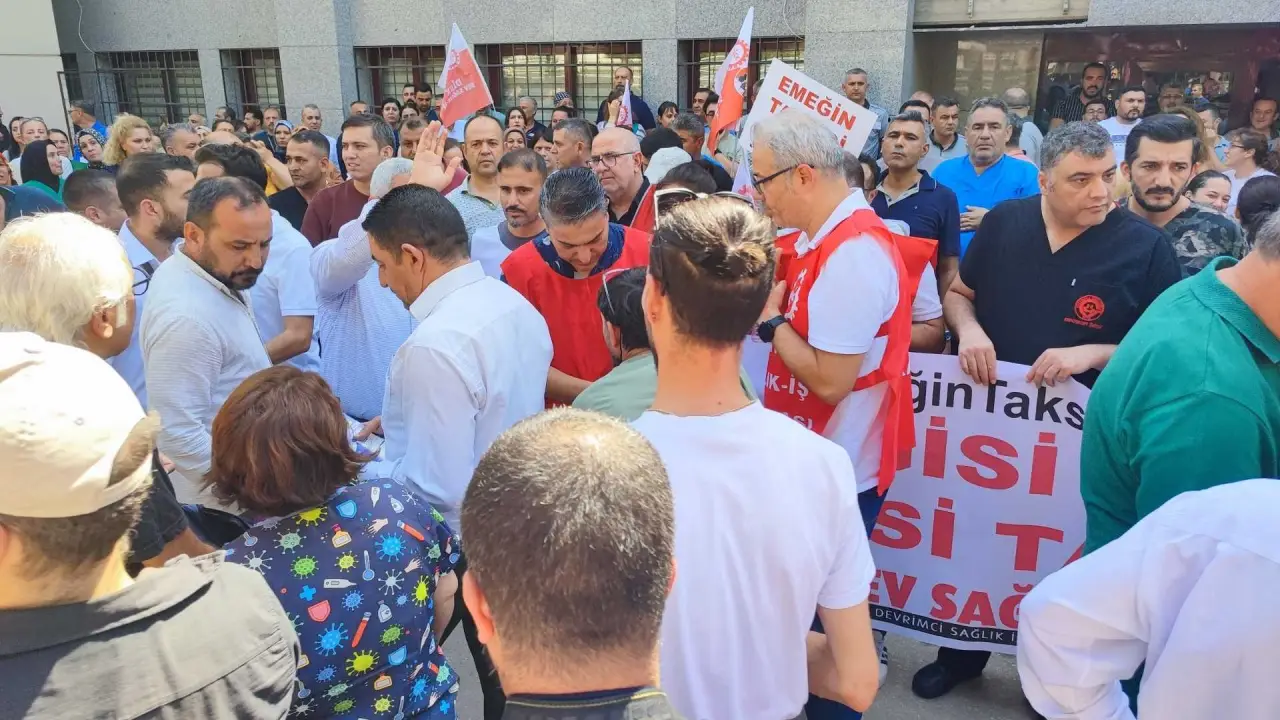 akdenizgercekadanada-saglik-calisanlari-eylemde3.webp
