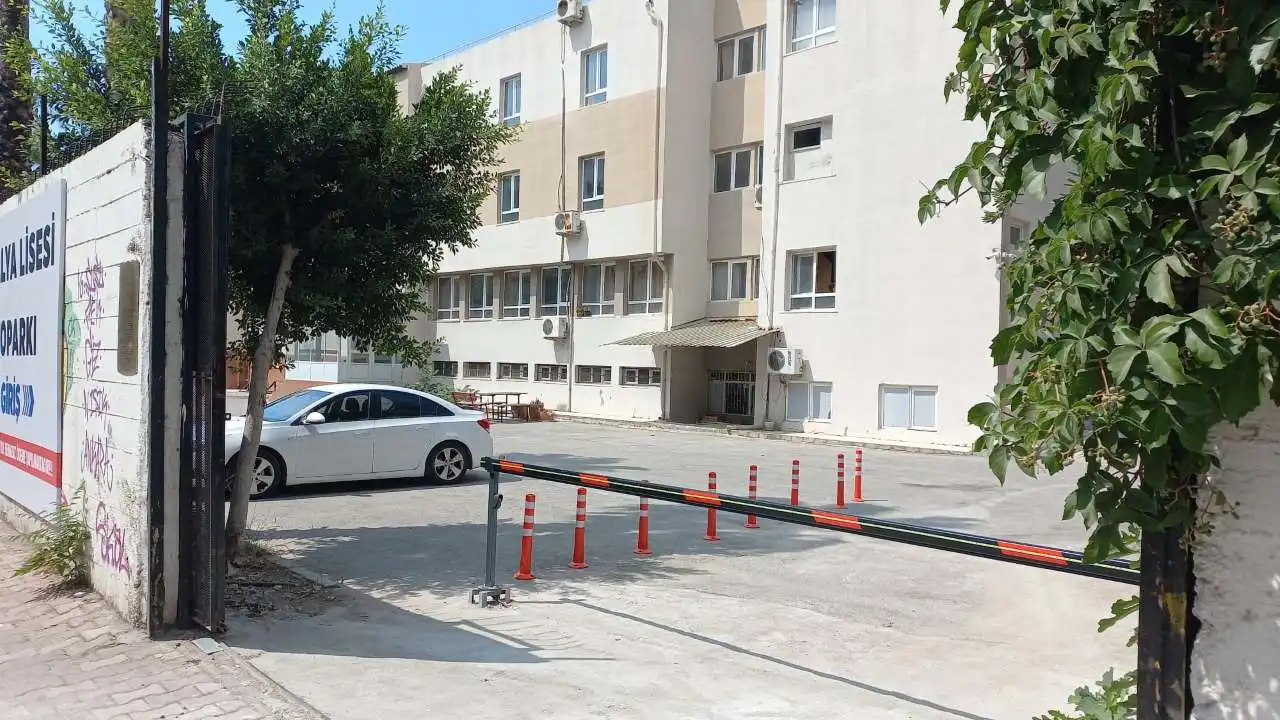 antalya-lisesi-otoparki-muhurlendi-antalya-buyuksehir-belediyesi-dur-dedi-6.webp