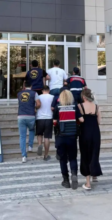 antalyada-film-gibi-takip-ihtara-uymadilar-jasat-peslerine-dustu-2.webp