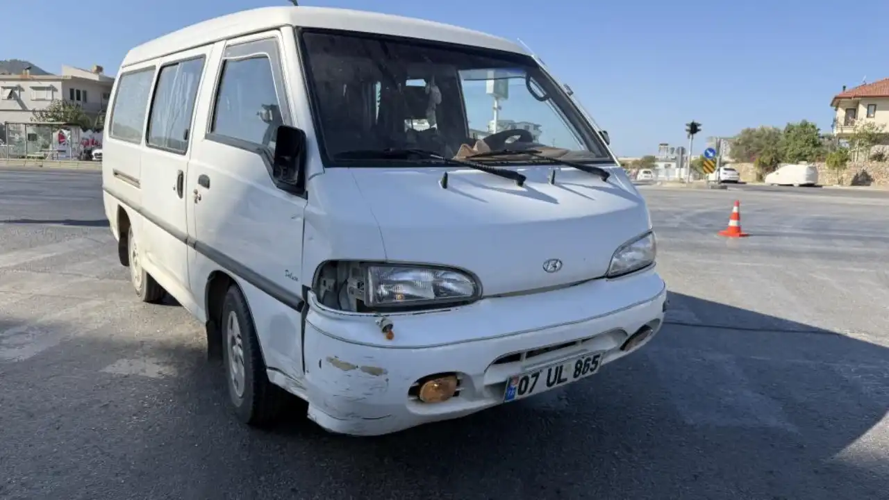 gazipasada-hafif-ticari-ile-motosiklet-carpisti-surucusu-yola-savruldu.webp