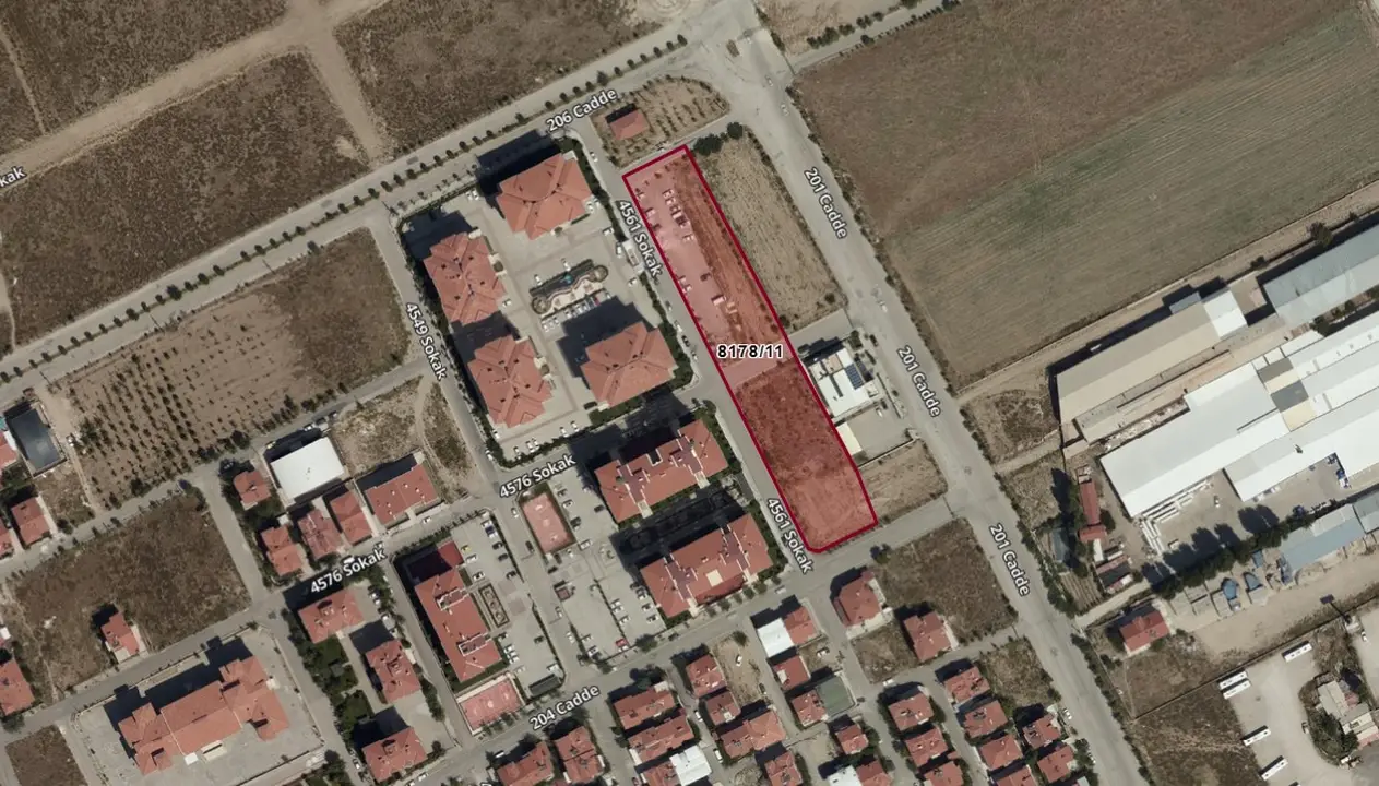 Satışa çıkarılan arsanın, siyelerin yanında olduğu görüldü.