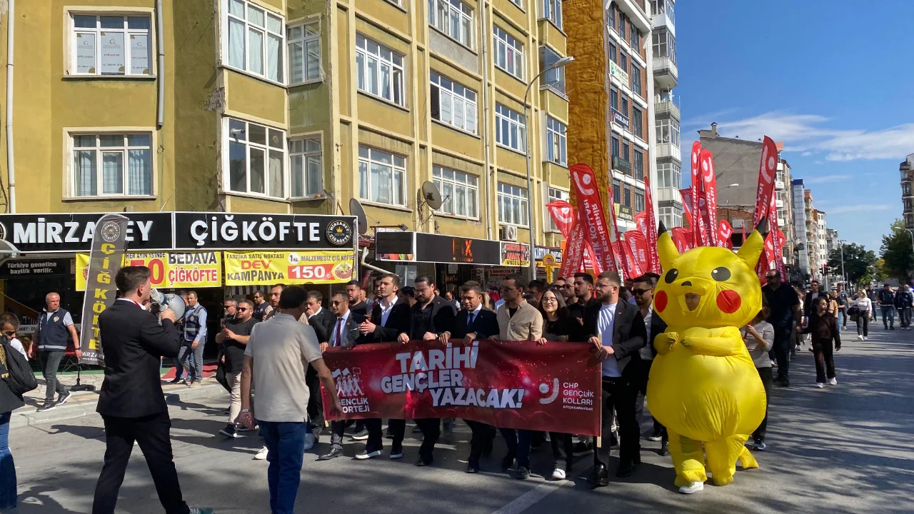 68d7d7409a450-chp-genclik-kollari-imamoglu-icin-zafer-meydanina-yuruduler.webp