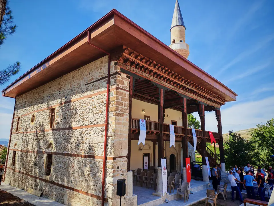 restore-edilen-600-yillik-dengere-camii-ibadete-acildi-2.webp