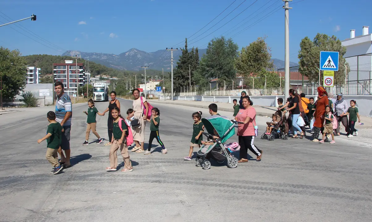 kumlucada-6-okul-tek-tehlike-veliler-can-kaybi-olmadan-ust-gecit-istiyor-2.webp