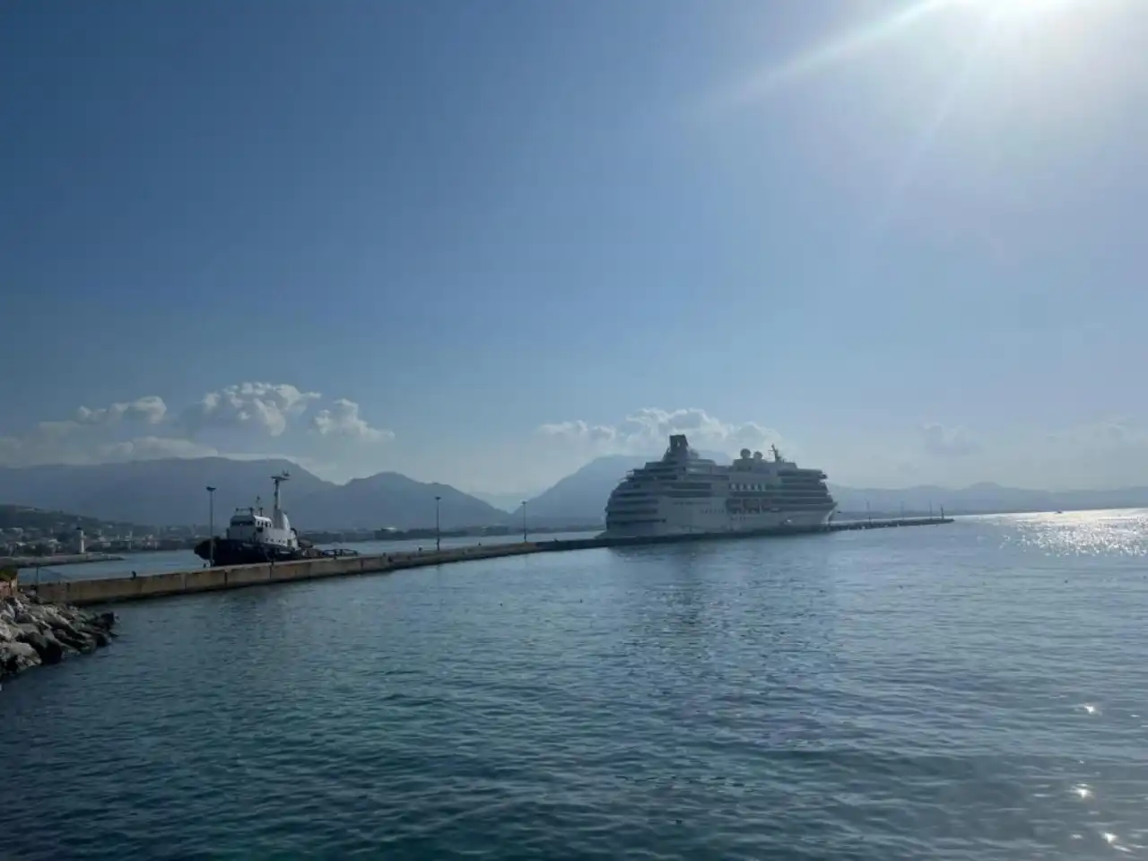445-yolculu-kruvaziyer-alanya-iskelesine-demir-atti.webp