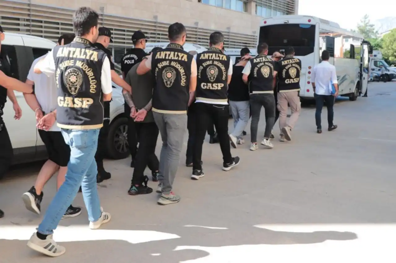 antalyada-is-yerine-silahli-saldiri-gerceklestiren-suc-orgutune-operasyon-3.webp