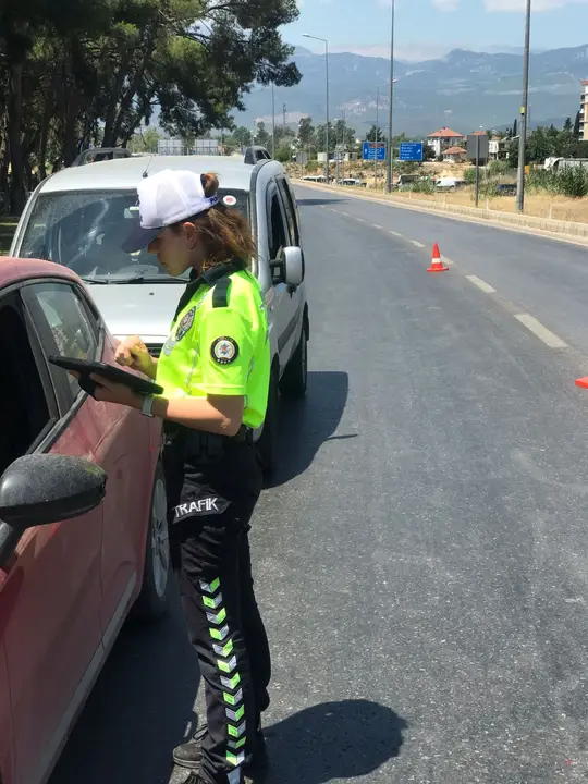antalyada-trafik-mercek-altinda-62-bin-arac-denetlendi-16-bin-surucuye-ceza-2.webp