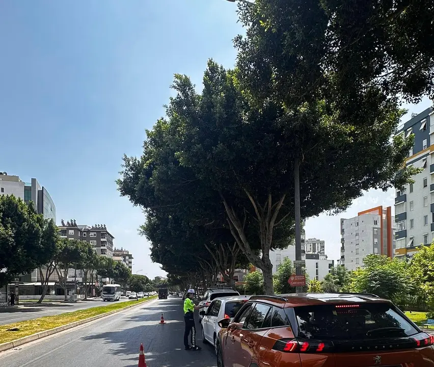 antalyada-trafik-mercek-altinda-62-bin-arac-denetlendi-16-bin-surucuye-ceza-5.webp