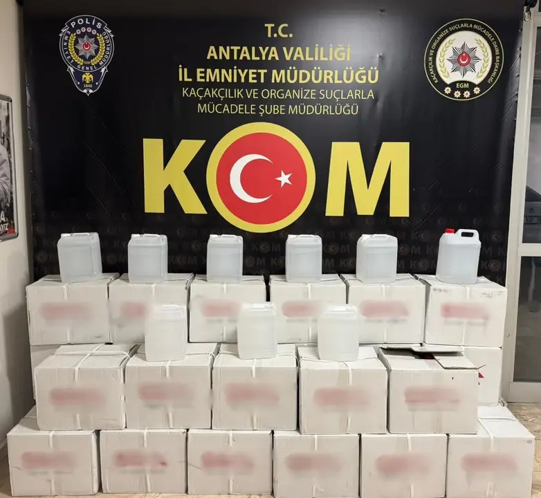 antalyanin-kacak-depolara-baskin-13-ton-tutun-3-milyon-makaron-18-gozalti-4.webp