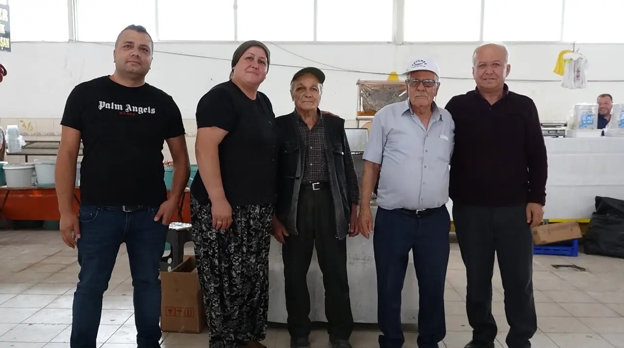 pazarda-bal-kepcesi-havada-uctu-70lik-esnaflari-baskan-baristirdi-2.webp