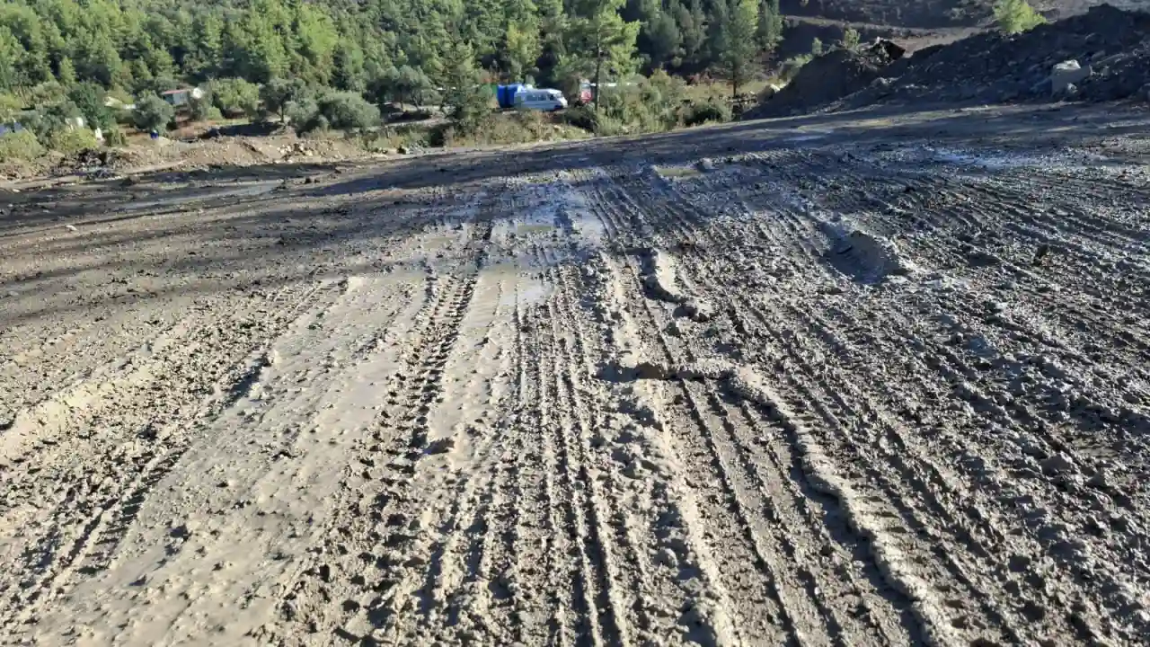 akdenizgercek-manavgatta-golet-insaati-yolu-camura-gomdu-2.webp