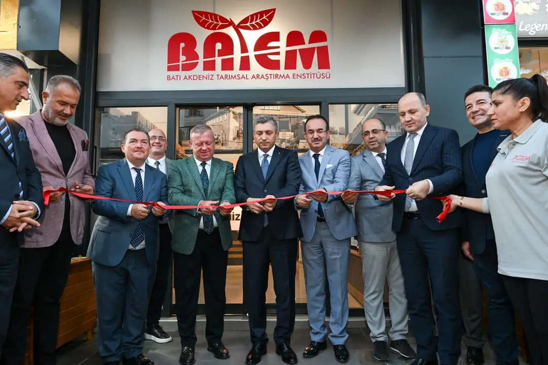 bilimden-sofraya-antalyanin-tatlari-batem-kaleici-urun-satis-noktasinda-2.webp