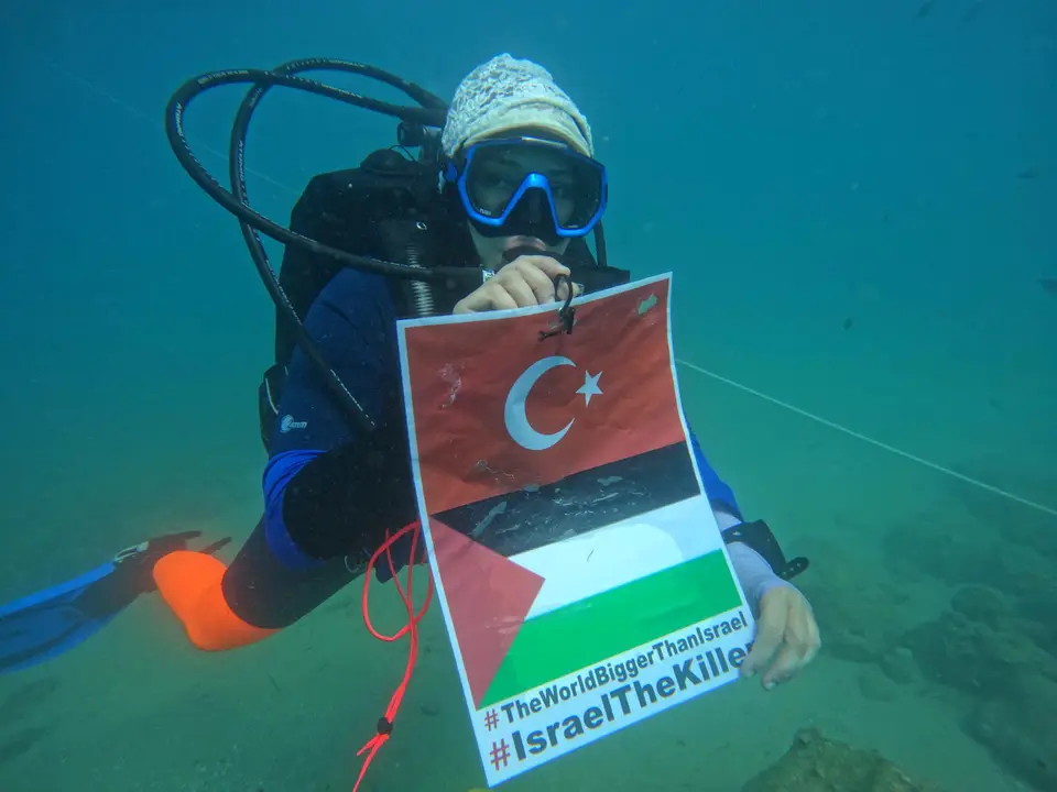 kemerde-su-altindan-gazze-mesaji-2.webp
