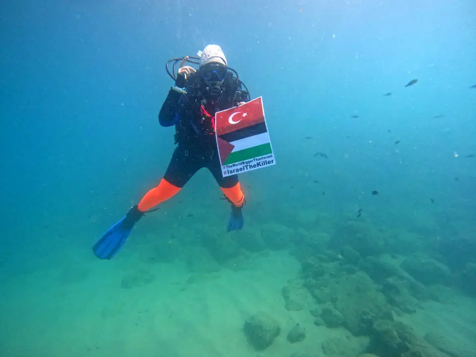 kemerde-su-altindan-gazze-mesaji-3.webp