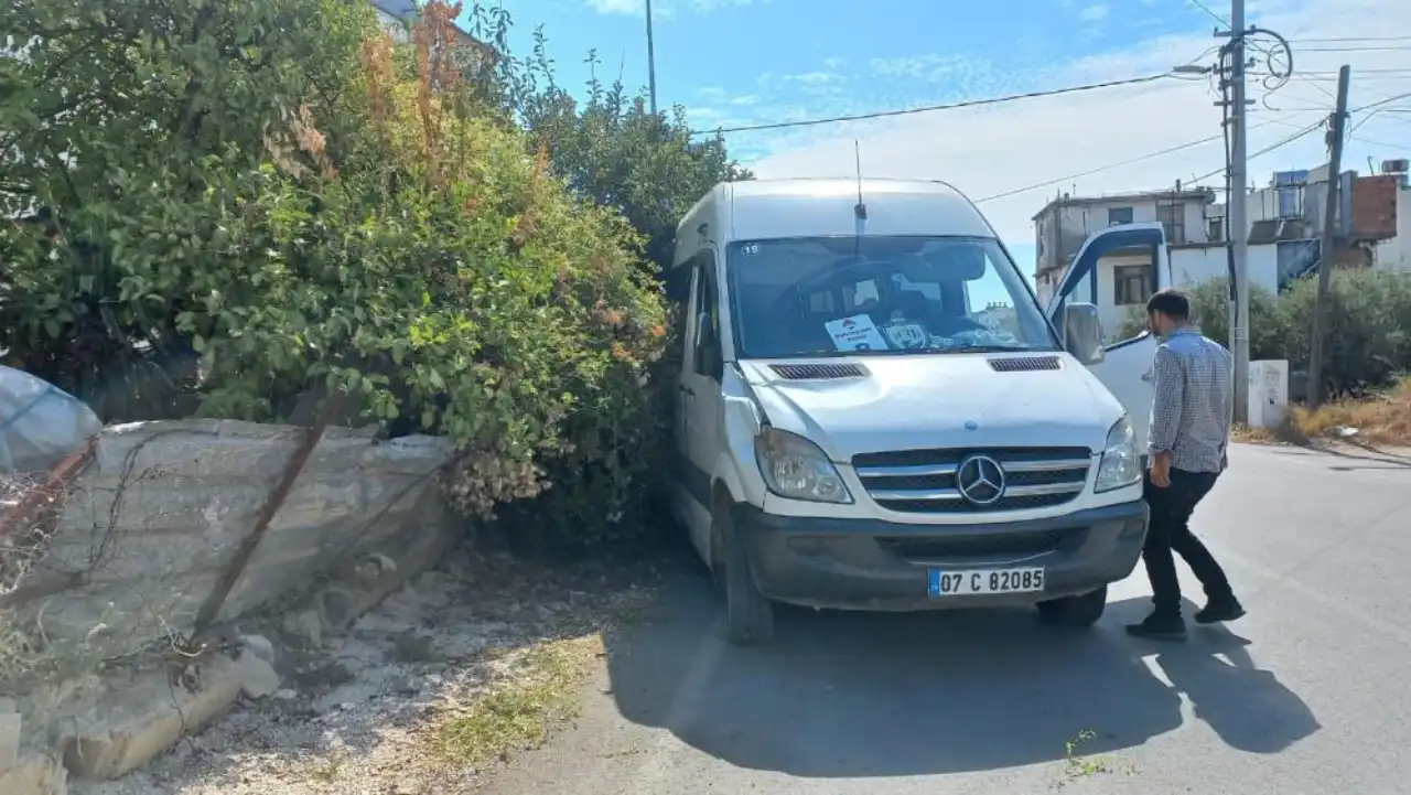 serikte-feci-kaza-9-yasindaki-asli-ela-minibusun-altinda-kaldi.webp