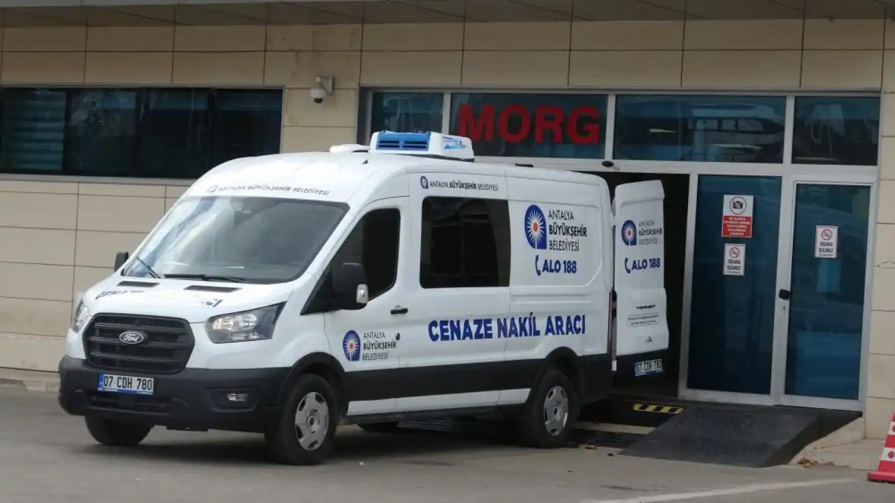 antalyada-feci-kaza-hemsire-teyzesini-hayatta-tutmak-icin-dakikalarca-mucadele-etti-4.webp