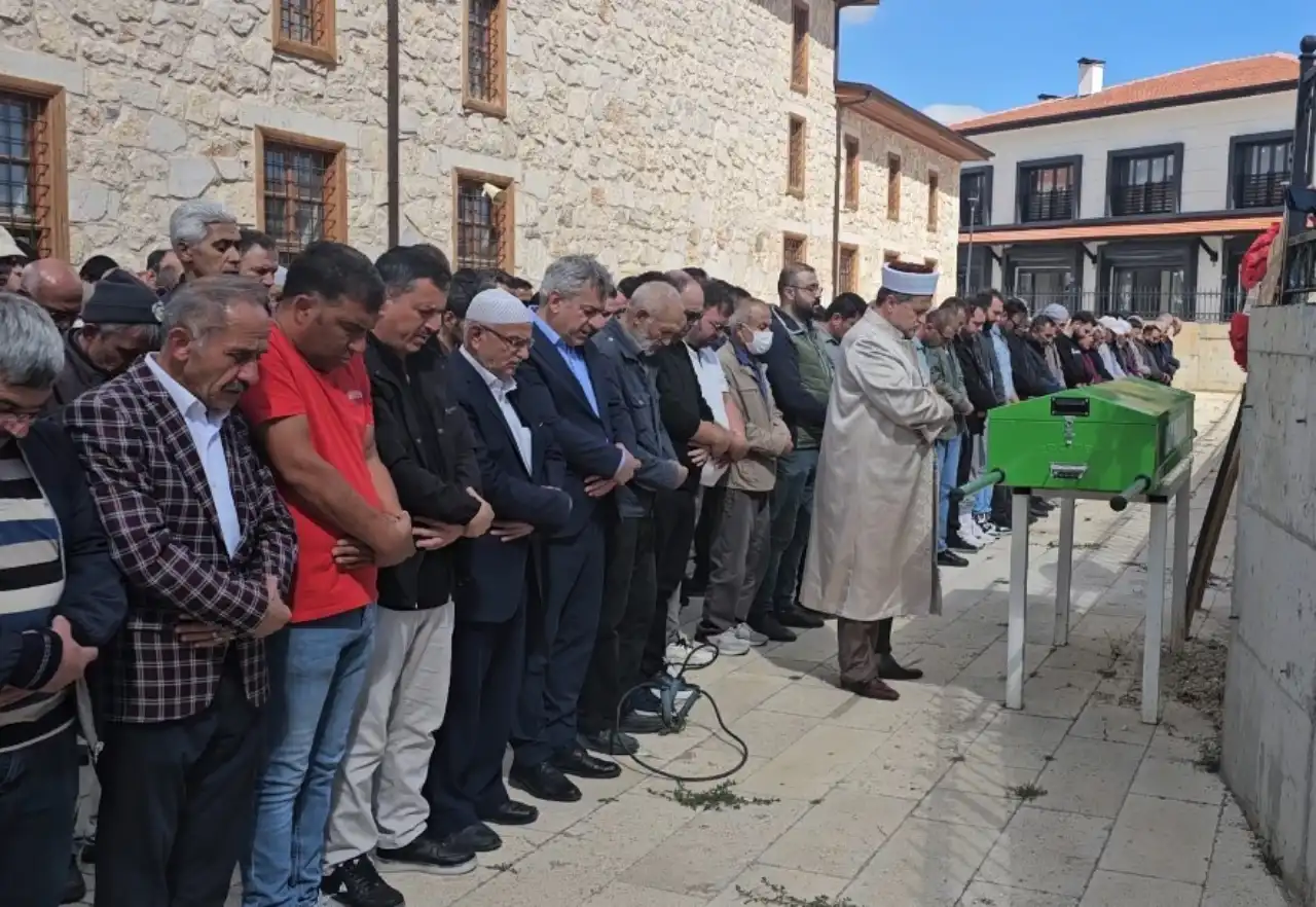 antalya-yolunda-feci-kazada-ogretmen-hayatini-kaybetti-son-yolcuguna-ugurlandi-3.webp