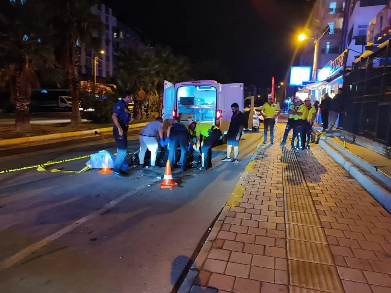 antalyada-otomobilin-altinda-suruklenen-yaya-hayatini-kaybetti-3.webp