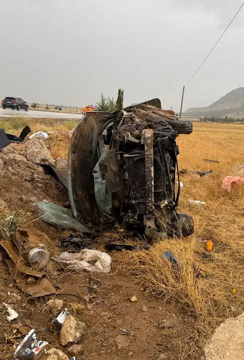 burdur-tefenni-yolunda-yagis-kazasi-otomobil-sarampole-devrildi-2.webp