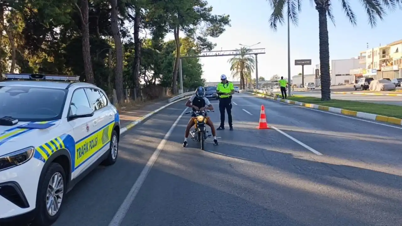 akdenizgercek-polisin-onunde-on-kaldirdi-200-metre-sonra-kaza-yapti-2.webp